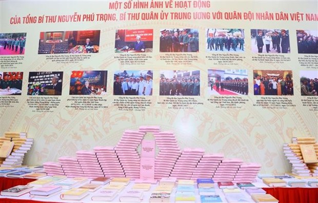 Party chief’s book on military policy, defence strategy released hinh anh 1