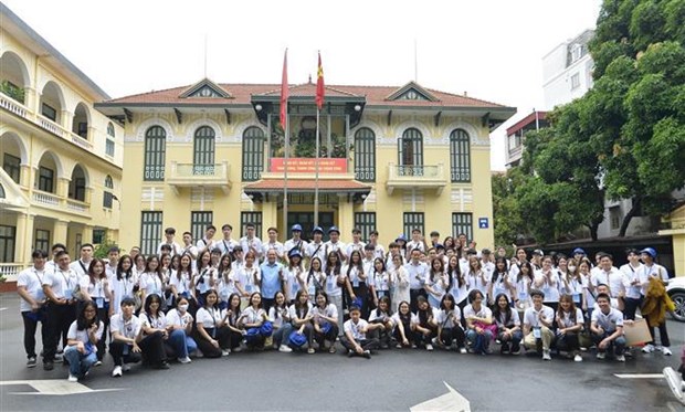 Vietnam Fatherland Front leader meets overseas Vietnamese youths hinh anh 2