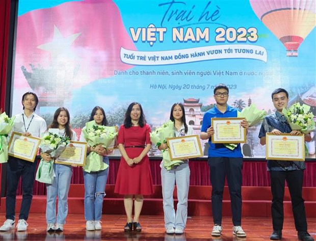 Young overseas Vietnamese visit homeland hinh anh 2