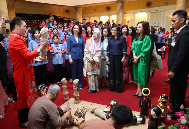 Spouses of Vietnamese, Malaysian PMs enjoy water puppetry in Hanoi hinh anh 3