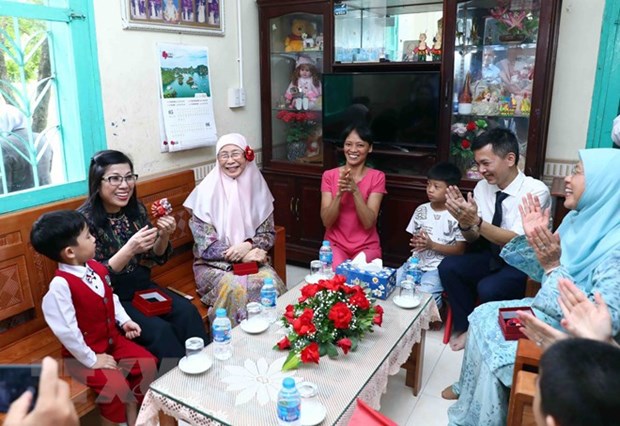 Vietnamese, Malaysian PMs’ spouses visit SOS Children's Village Hanoi hinh anh 3