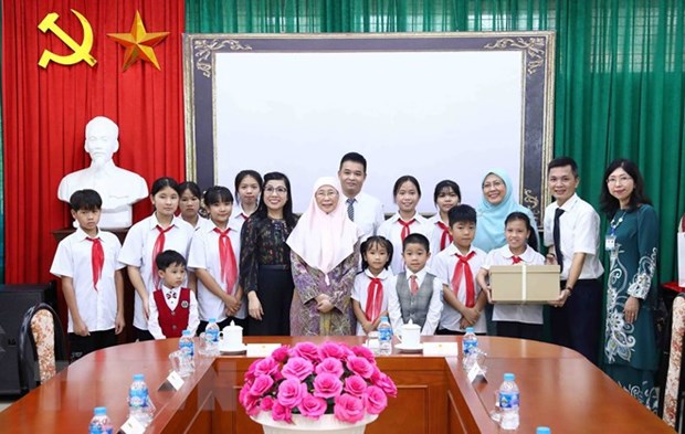 Vietnamese, Malaysian PMs’ spouses visit SOS Children's Village Hanoi hinh anh 2