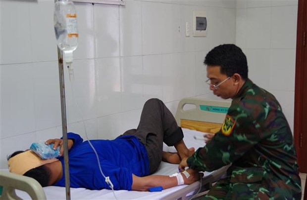 Truong Sa medical centre saves fisherman in distress hinh anh 1