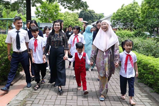 Vietnamese, Malaysian PMs’ spouses visit SOS Children's Village Hanoi hinh anh 1