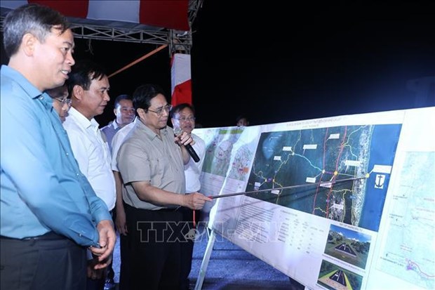 PM inspects major transport, industrial infrastructure projects in Quang Tri hinh anh 1