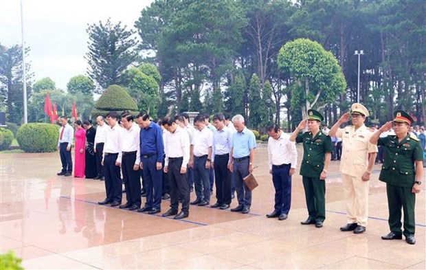Senior Party official pays homage to martyrs in Dak Lak hinh anh 2