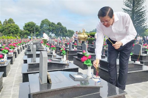Senior Party official pays homage to martyrs in Dak Lak hinh anh 1
