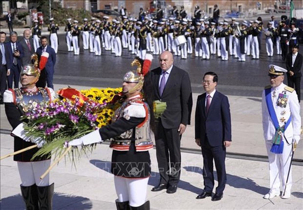 President pays floral tribute at national monument in Rome hinh anh 1