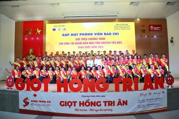 Activities honour 100 voluntary blood donors nationwide hinh anh 1