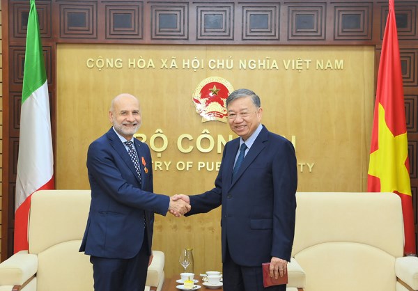 Minister of Public Security receives outgoing Italian ambassador hinh anh 1