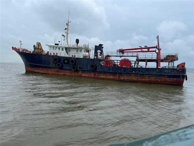 Hai Phong saves seven sailors on aground Hong Kong vessel hinh anh 1