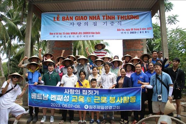 Korean youths join volunteer activities in Ben Tre hinh anh 1