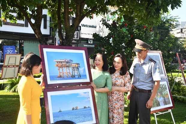 Quang Ngai hosts photo exhibition on Hoang Sa, Truong Sa for first time hinh anh 1