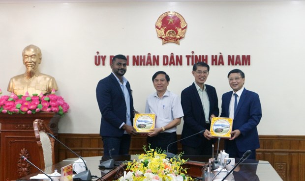 Singaporean firms explore investment opportunities in Ha Nam hinh anh 1