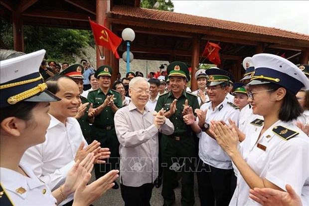 Party chief visits Huu Nghi International Border Gate hinh anh 1