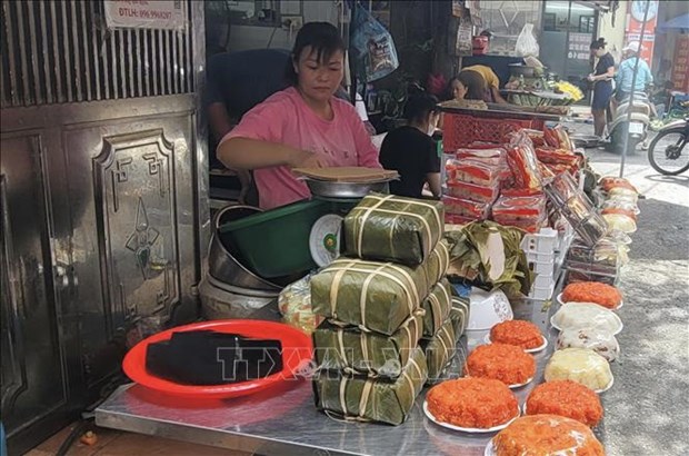 Markets busy ahead of Vu Lan festival hinh anh 2