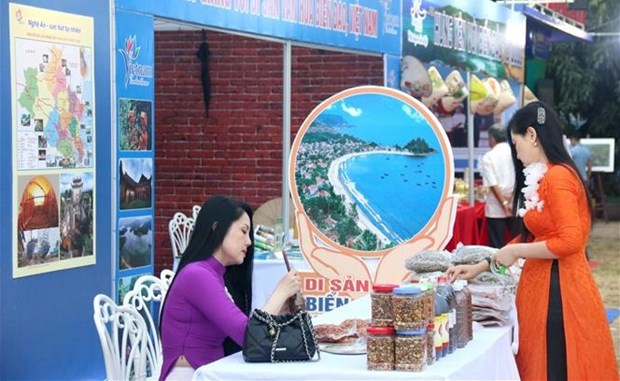 Over 200 photos on Vietnam’s seas, islands on display in Binh Thuan hinh anh 1
