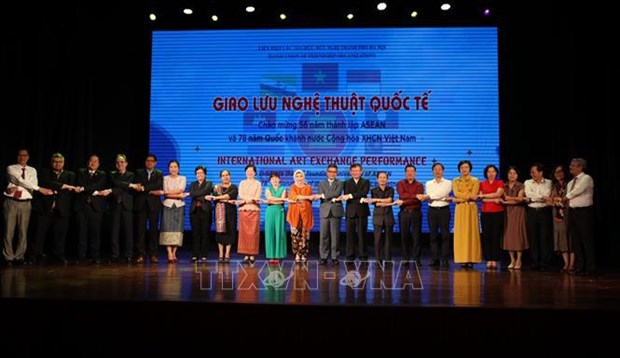 Art exchange brings ASEAN countries closer hinh anh 2