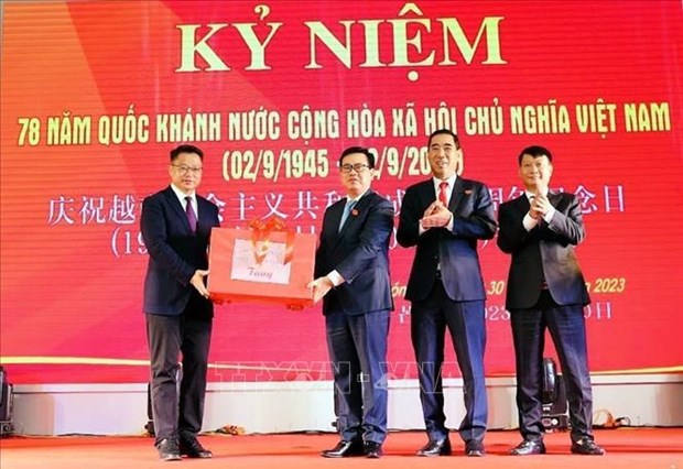 Vietnam, China promote friendship in border area hinh anh 2