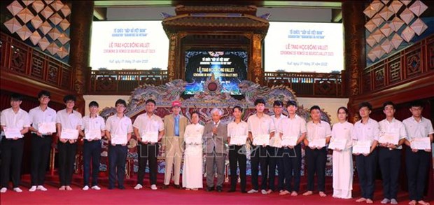 Vallet scholarships granted to 220 students in Thua Thien - Hue hinh anh 1