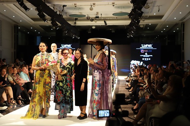 Vietnamese designer attracts attention at House of iKons Fashion Week 2023 hinh anh 1