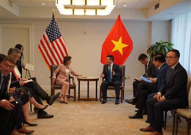 Industry-trade minister holds working session with US Secretary of Commerce hinh anh 1