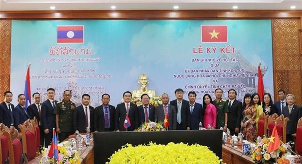 Vietnamese, Lao provinces boost cooperation hinh anh 1