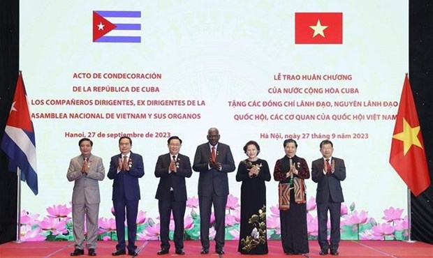 Cuban State’s orders, medals bestowed upon Vietnamese NA leaders hinh anh 1