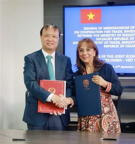 Vietnam, Colombia ink MoU on trade, investment, industrial cooperation hinh anh 2
