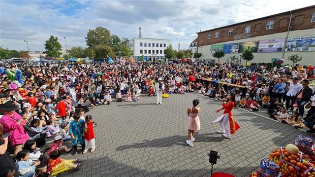 Mid-Autumn Festivals held for Vietnamese children in France, Germany hinh anh 2