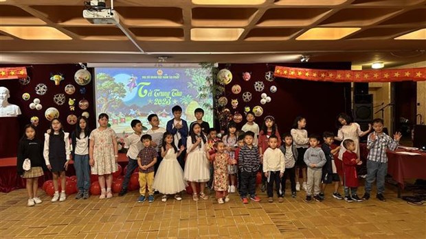 Mid-Autumn Festivals held for Vietnamese children in France, Germany hinh anh 1