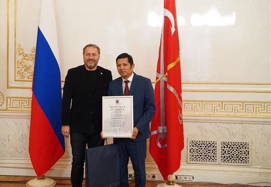 St. Petersburg honours individuals for contributions to Russia-Vietnam friendship hinh anh 1