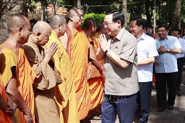 NA Chairman congratulates Soc Trang monks, clerics on Sene Dolta festival hinh anh 1