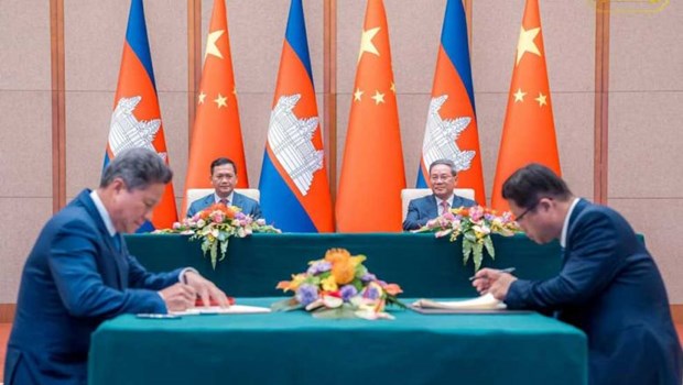 Cambodia inks economic cooperation documents with China hinh anh 1