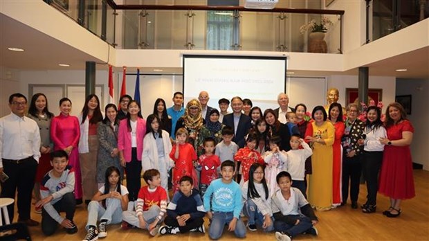 Vietnamese language class opens in Netherlands hinh anh 1
