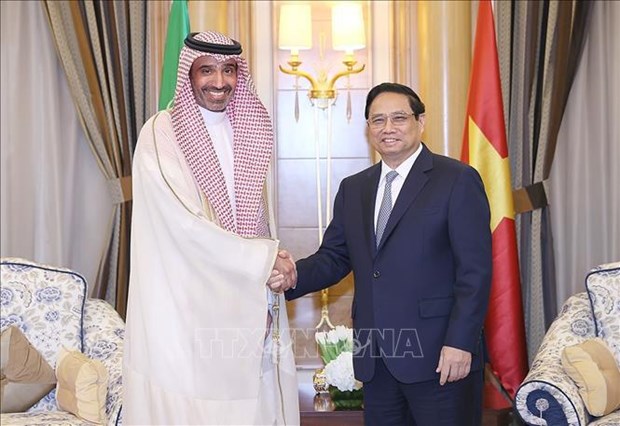 PM receives Saudi Arabia's ministers of economy-planning, human resources hinh anh 2