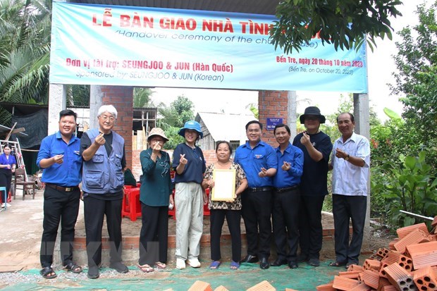 RoK youngsters build houses for the needy in Ben Tre hinh anh 1