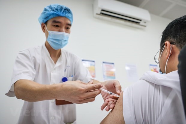 Ministry encourages mask-wearing, disinfection given downgraded COVID-19 status hinh anh 1