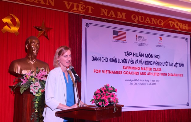 US opens swimming lessons for Vietnamese coaches, athletes with disabilities hinh anh 1