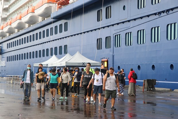 Luxury cruise ship brings 3,000 tourists to central localities hinh anh 2
