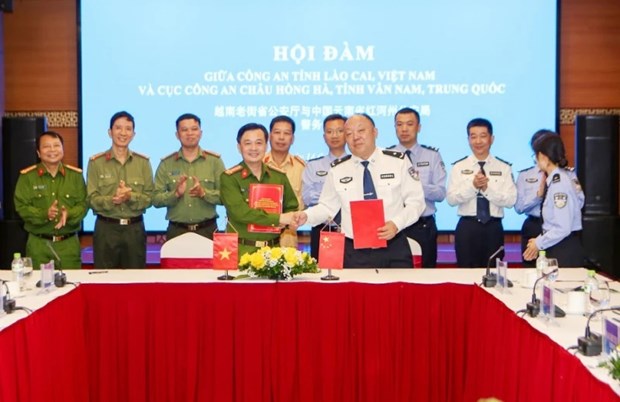 Police officials of Lao Cai, China’s Honghe county hold talks hinh anh 1