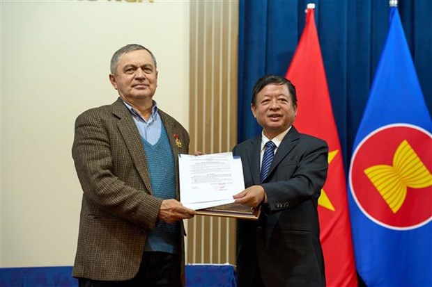 Russian researcher honoured for contributing to Vietnamese literature hinh anh 1