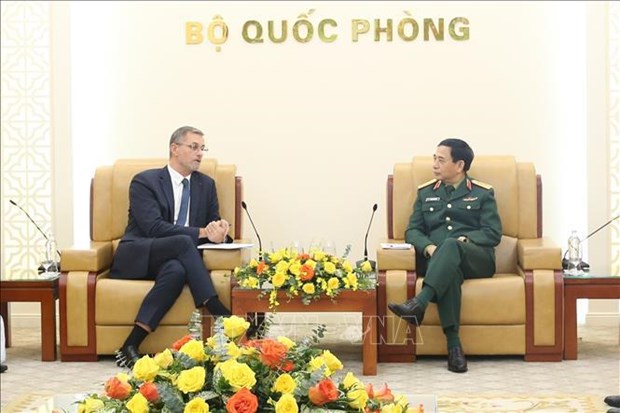 Defence Minister receives French Ambassador to Vietnam hinh anh 1