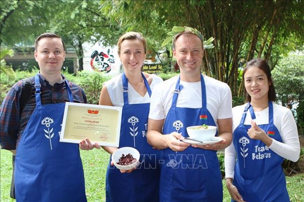 Foreign diplomats attend 'pho' cooking class in Ho Chi Minh City hinh anh 3
