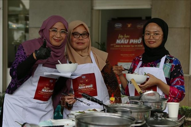 Foreign diplomats attend 'pho' cooking class in Ho Chi Minh City hinh anh 2