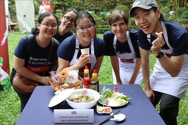 Foreign diplomats attend 'pho' cooking class in Ho Chi Minh City hinh anh 1