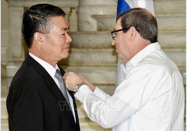 Vietnamese ambassador conferred Cuban friendship medal hinh anh 1