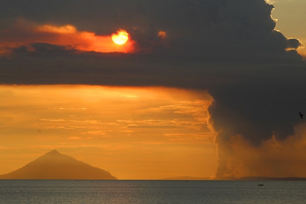 Indonesia’s Anak Krakatau volcano erupts hinh anh 1
