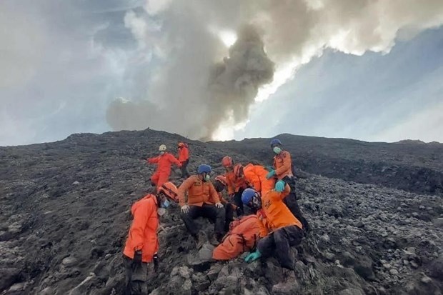 Volcano death toll in Indonesia rises to 22 hinh anh 1