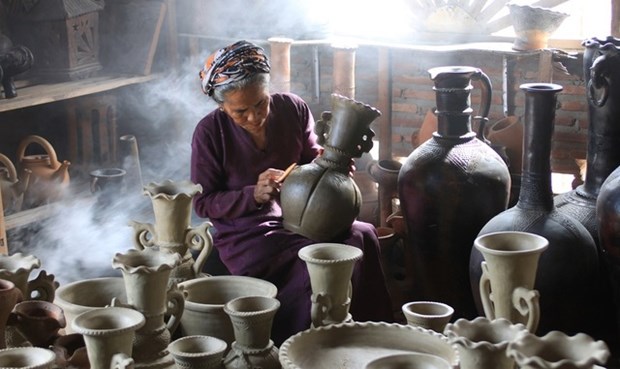 Efforts made to uphold, promote Cham people’s pottery making hinh anh 1
